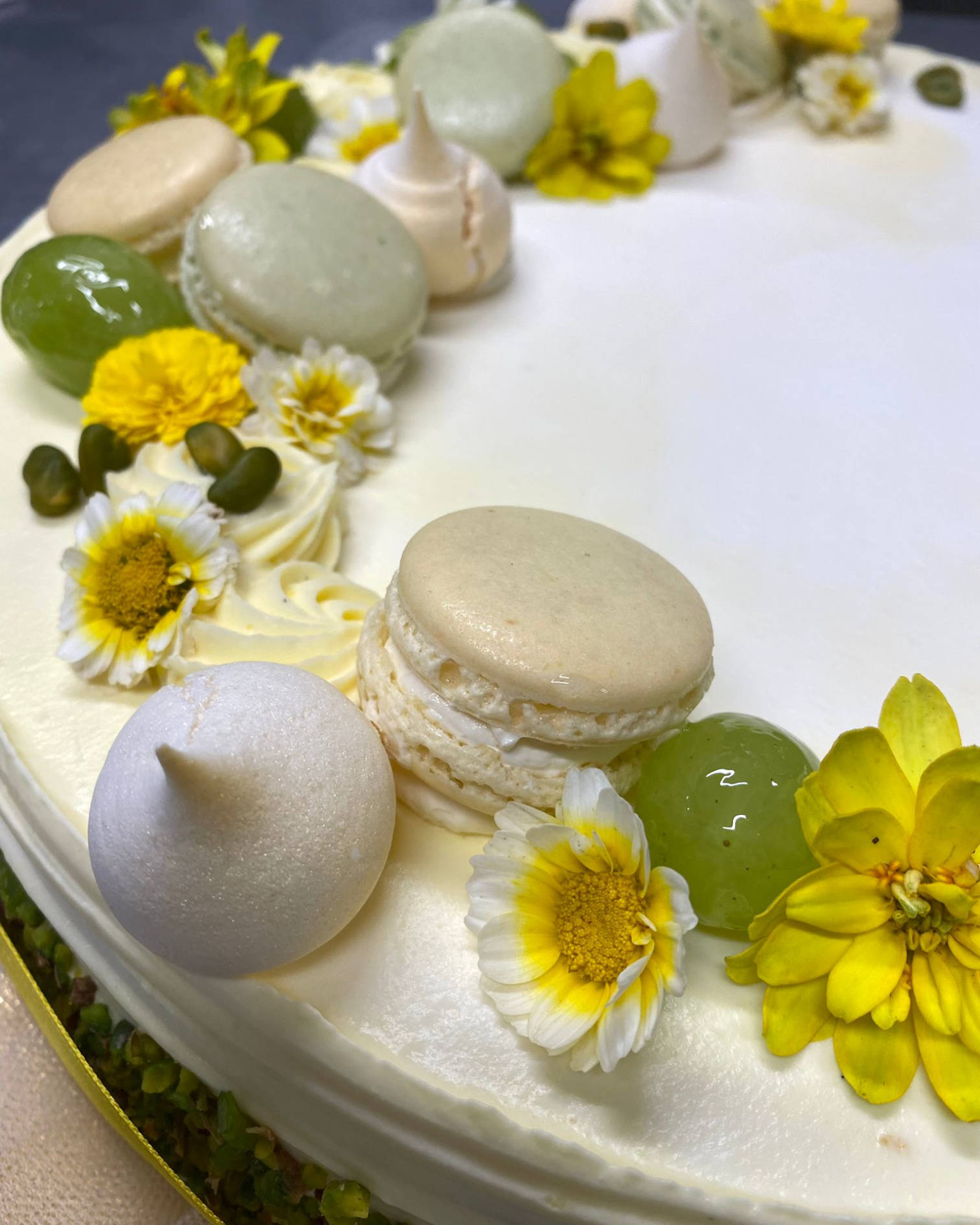 Torta fiore meringhe e macaron